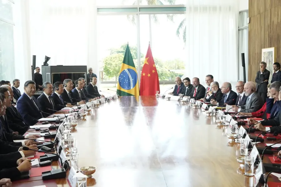 Reunião das delegações do Brasil e da China em Brasília, em 20 de novembro de 2024 (Vice-Presidência da República / Wikimedia Commons, CC BY 2.0)