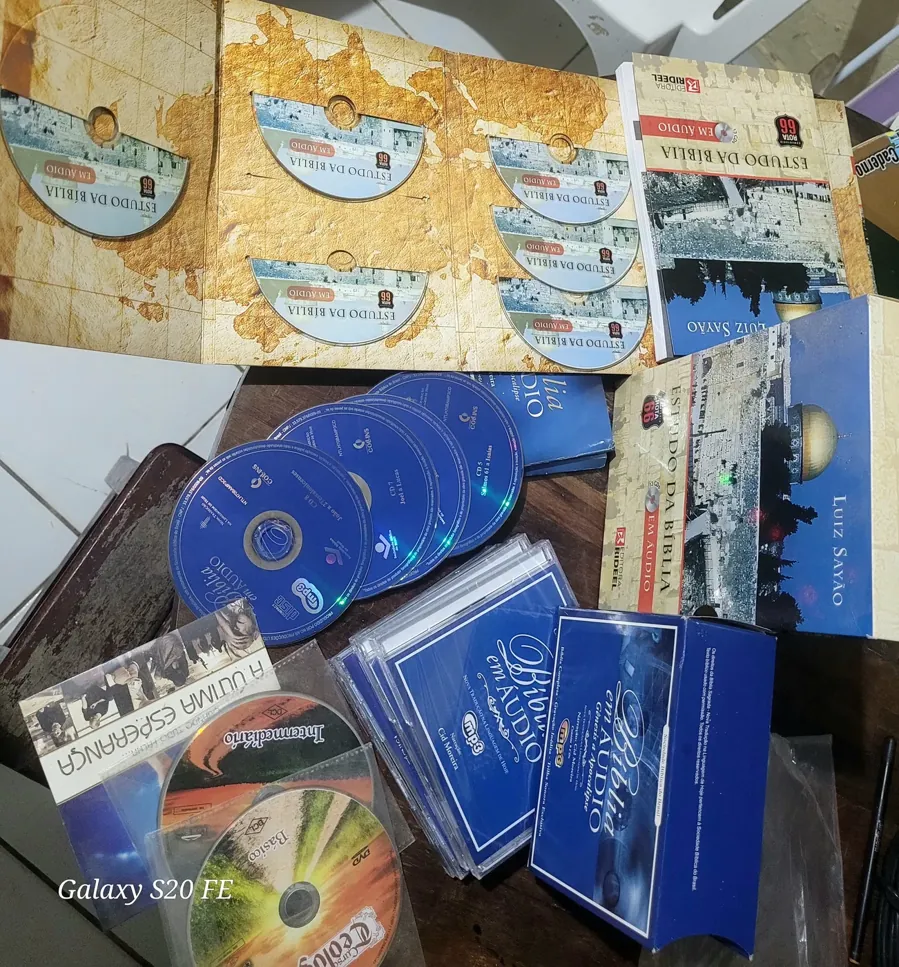 CDs da Bíblia em áudio narrada por Cid Moreira, numa coleção particular, ao lado de outros estudos bíblicos. Foto: Danna Hillary Fuziel de Lima / Wikimedia Commons, CC BY 4.0