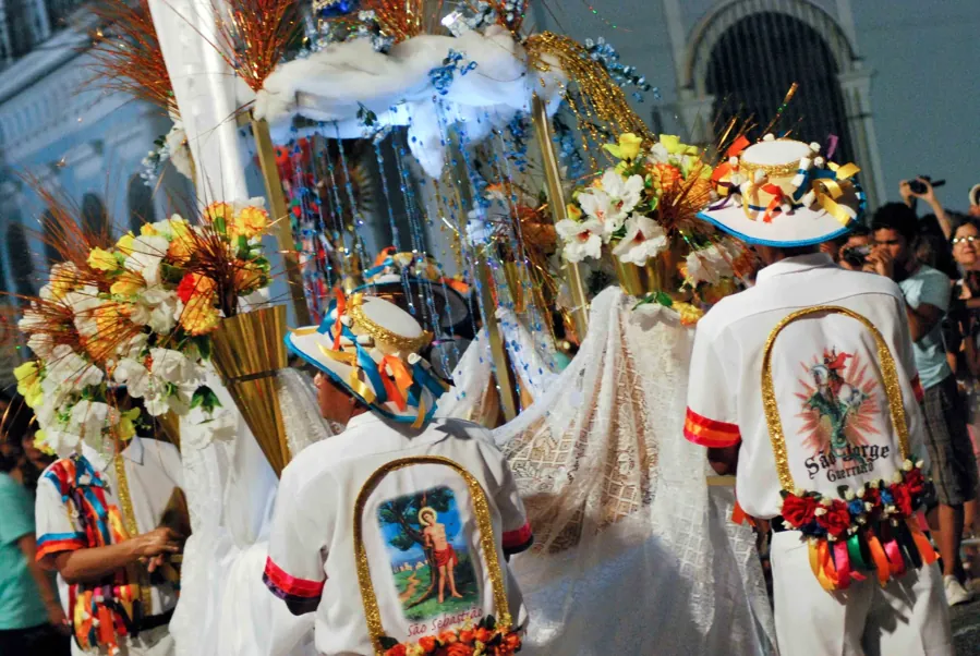 Fiéis com flores e estandartes no Círio de Nazaré de 2012, em Belém. Fora do Eixo / Wikimedia Commons, CC BY-SA 2.0