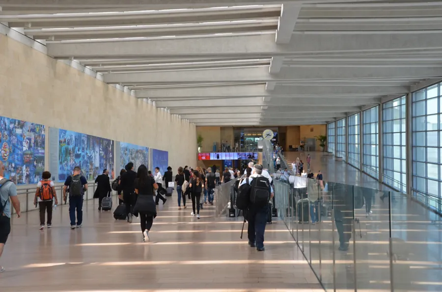 Terminal 3 do Aeroporto Ben Gurion, em Tel Aviv, em 2017. Rakoon / Wikimedia Commons, CC0