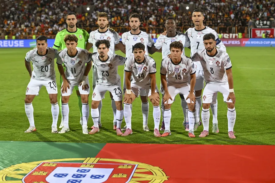 A seleção de Portugal perfilada antes de um jogo em Erevan, em setembro de 2025. Foto: YantsImages, via Wikimedia Commons, CC BY-SA 4.0