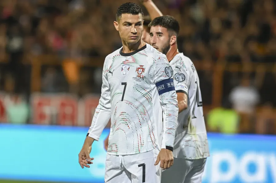 Cristiano Ronaldo com a braçadeira de capitão de Portugal. Foto: YantsImages / Wikimedia Commons, CC BY-SA 4.0