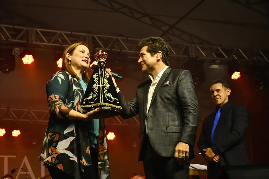 Daniel com uma imagem de Nossa Senhora Aparecida no palco do Natal dos Sinos, em Novo Hamburgo (RS), em dezembro de 2019. Foto: Prefeitura de Novo Hamburgo / Wikimedia Commons, CC0