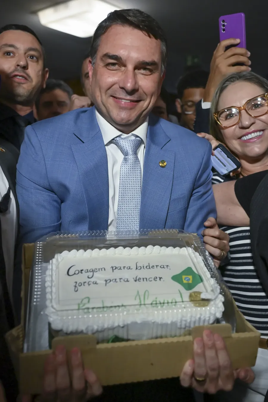Flávio Bolsonaro recebe um bolo de aniversário no Senado, em 2026. Foto: Ton Molina / Agência Senado, via Wikimedia Commons, CC BY-SA 4.0