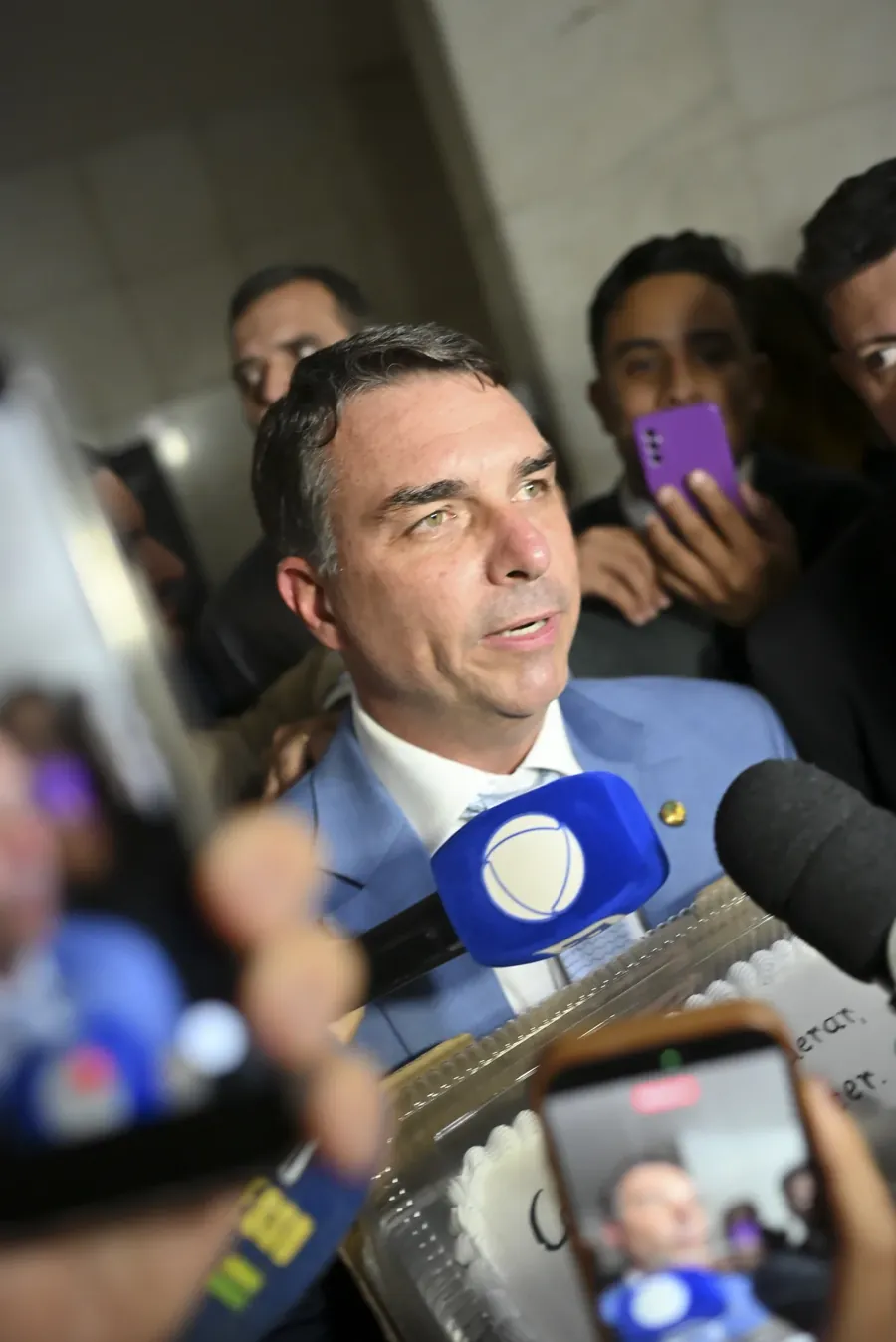 Flávio Bolsonaro dá entrevista no Senado, em 2026. Foto: Ton Molina / Agência Senado, via Wikimedia Commons, CC BY-SA 4.0