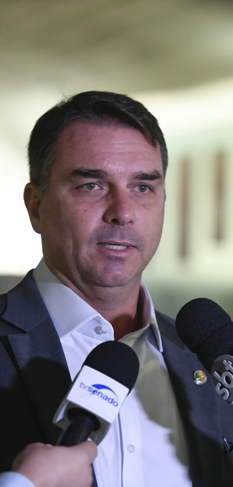 Flávio Bolsonaro em entrevista no Senado. Foto: Edilson Rodrigues/Agência Senado, CC BY 2.0
