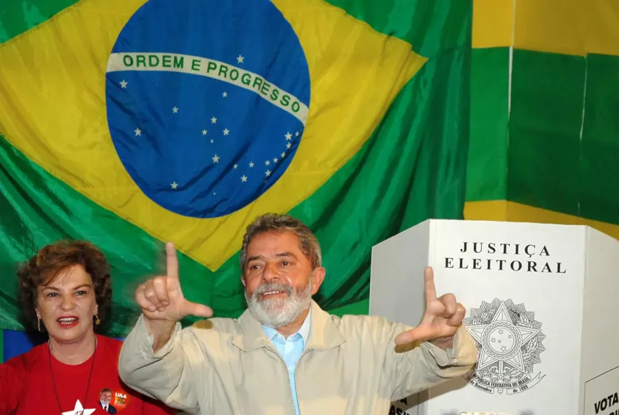 Lula faz o gesto de campanha depois de votar em São Bernardo do Campo, em 2006