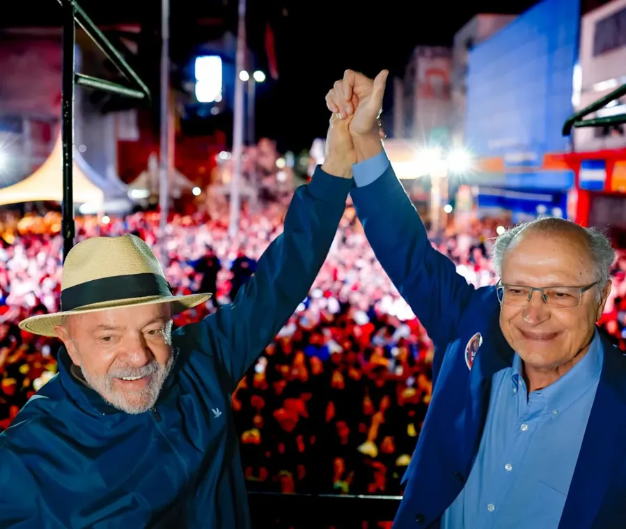 Lula e Geraldo Alckmin de mãos erguidas em ato de campanha em setembro de 2026