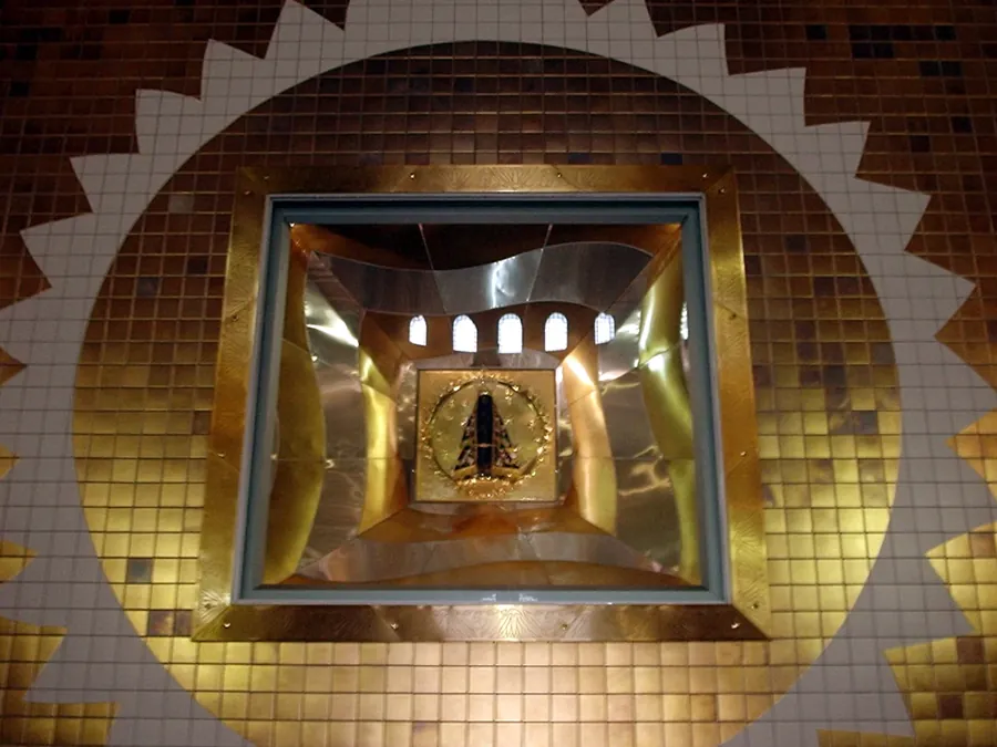 A imagem original de Nossa Senhora Aparecida no Santuário Nacional, em Aparecida (SP). Neospo / Wikimedia Commons, CC BY 2.5