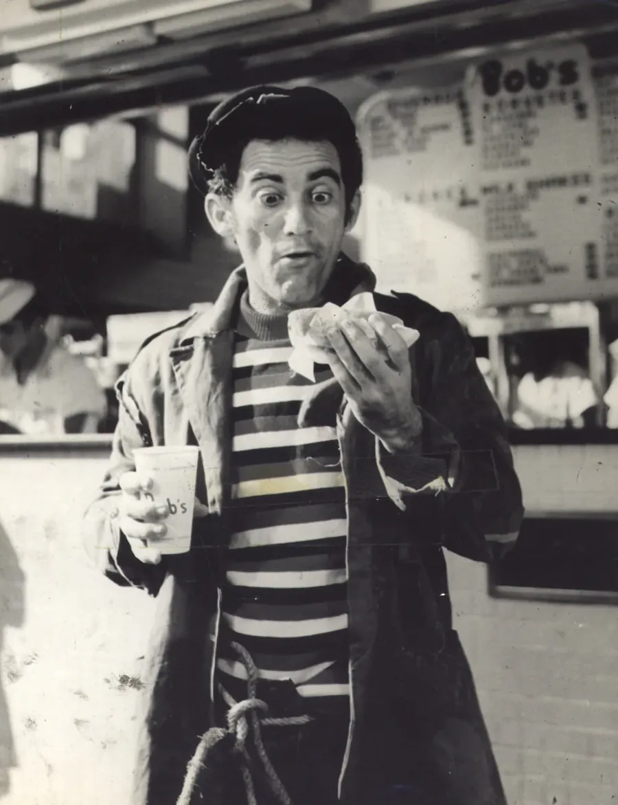 Renato Aragão em cena do filme Bonga, o Vagabundo, de 1971