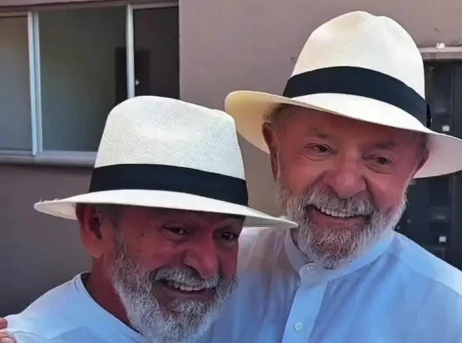 O Lula ao lado do sósia 