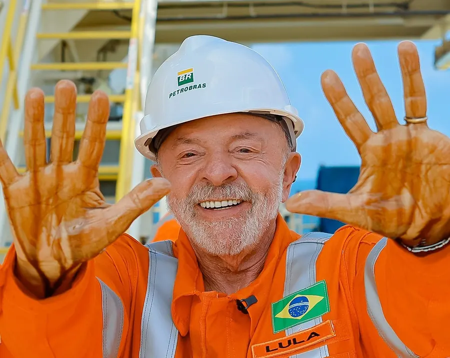 O Lula no navio-sonda da Petrobras, 17/8/2026: cinco dedos na mão direita e quatro na esquerda, a da aliança. Foto: Ricardo Stuckert, via Wikimedia Commons, CC BY-SA 4.0