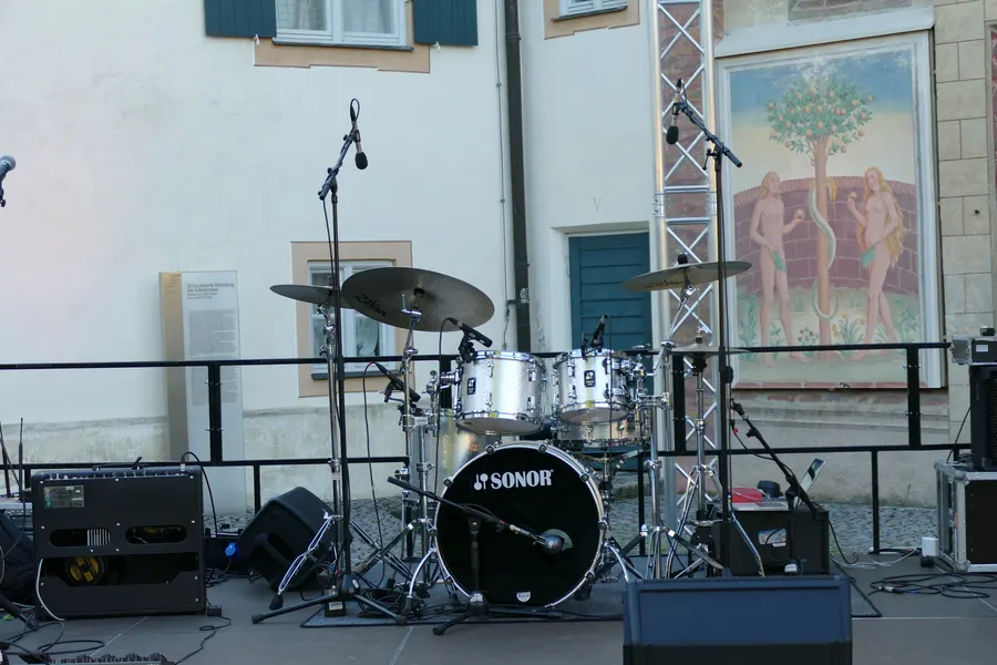 Bateria montada em um palco. Imagem ilustrativa. Foto: Kritzolina, via Wikimedia Commons, CC BY-SA 4.0