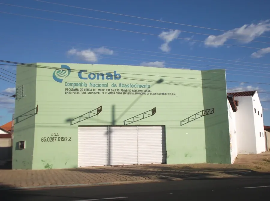 Unidade da Conab no Piauí, fachada verde com a placa da companhia