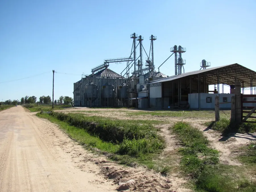 Silos e secador de grãos à beira de uma estrada de terra no Rio Grande do Sul