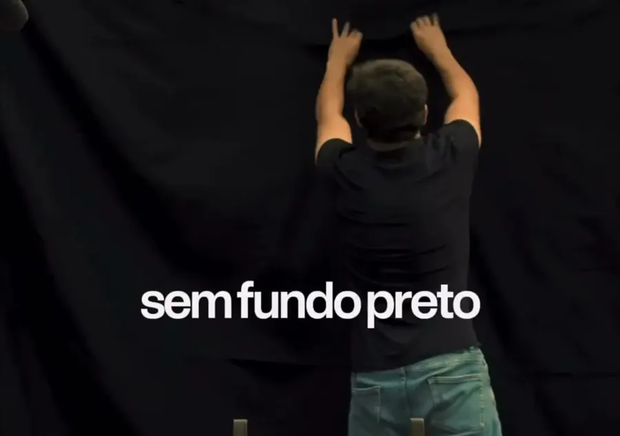 Nikolas puxa o pano preto no começo do vídeo. Reprodução/Instagram @nikolasferreiradm