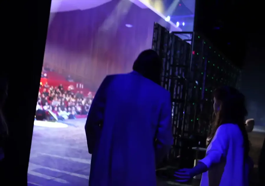 Felca nos bastidores, antes de subir ao palco. Reprodução/YouTube