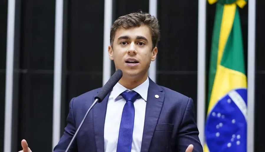 Nikolas Ferreira na tribuna da Câmara, 9/2/2023. Foto: Pablo Valadares/Câmara dos Deputados, CC BY 3.0