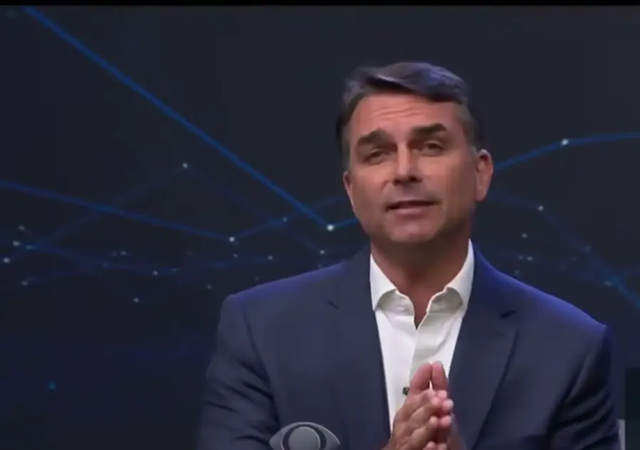 Flávio Bolsonaro no debate da Band, 18/10/2026. Reprodução/Band