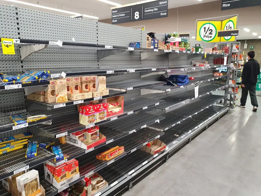 Corredor de supermercado com prateleiras de macarrão vazias na Austrália, em 2020