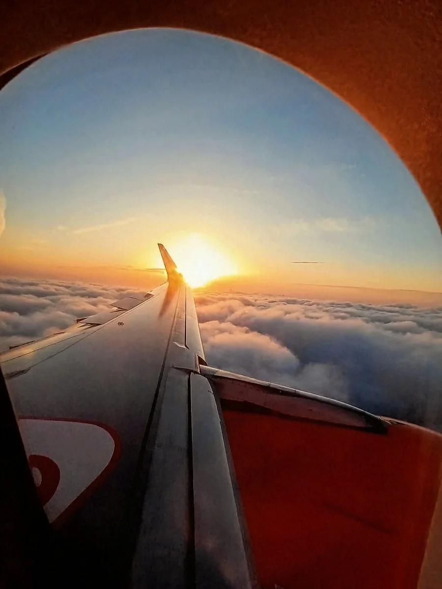 Foto ilustrativa: janela de avião acima das nuvens. Salwa Farwaneh Dameh/Wikimedia Commons, CC0