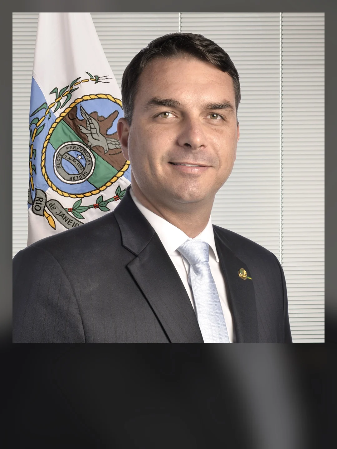 Foto oficial do senador Flávio Bolsonaro. Agência Senado, via Wikimedia Commons