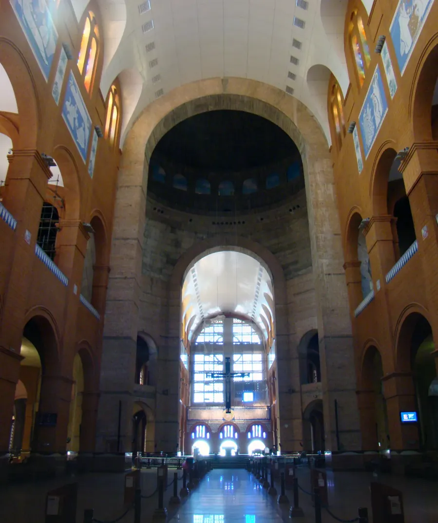 Interior da Basílica de Nossa Senhora Aparecida, em Aparecida (SP). Rodrigo Soldon / Wikimedia Commons, CC BY 2.0