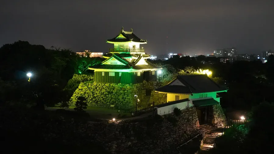 Castelo de Hamamatsu iluminado de verde e amarelo no Dia da Independência do Brasil. Foto: Dudz Lima, CC BY-SA 4.0