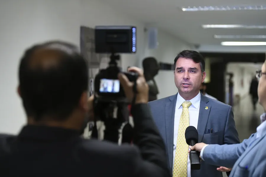 Flávio Bolsonaro em entrevista no Senado. Foto: Edilson Rodrigues/Agência Senado, via Wikimedia Commons, CC BY 2.0