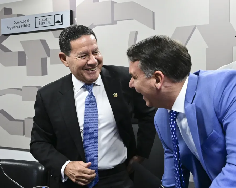 Flávio Bolsonaro e Hamilton Mourão na Comissão de Segurança Pública do Senado, 1º/9/2026. Foto: Geraldo Magela/Agência Senado, CC BY-SA 4.0