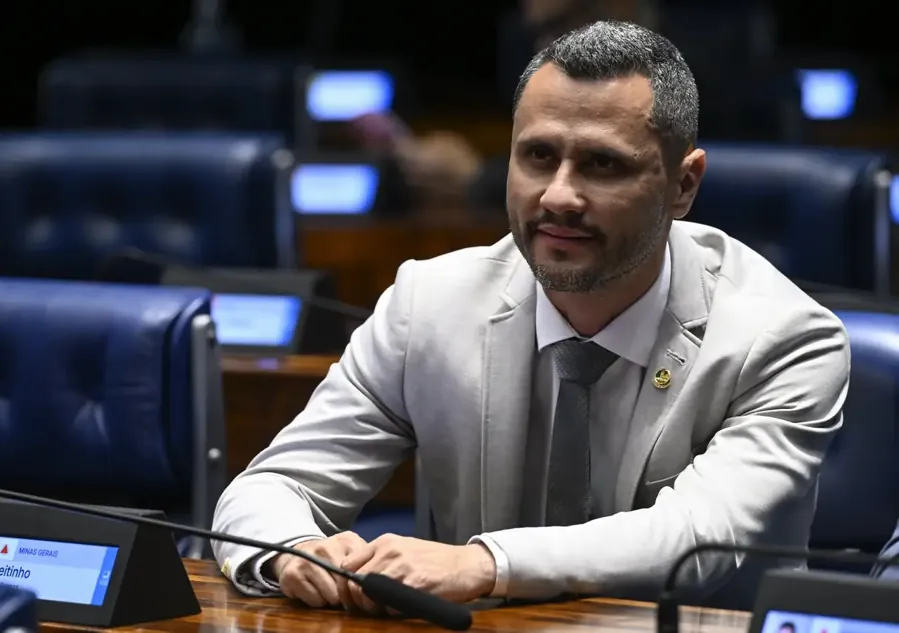 Cleitinho no plenário do Senado, 15/10/2026, o dia em que pediu voto para o Flávio. Foto: Carlos Moura/Agência Senado, CC BY-SA 4.0