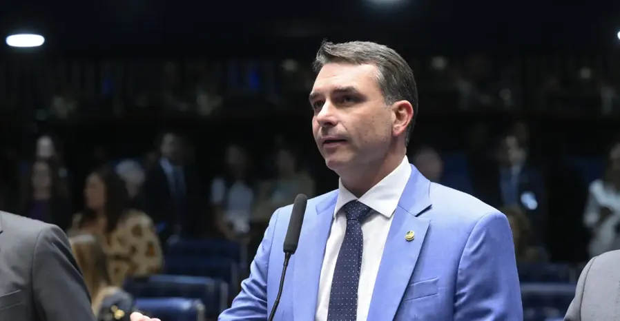 Flávio Bolsonaro discursa no plenário do Senado, 15/4/2026. Foto: Carlos Moura/Agência Senado, CC BY-SA 4.0