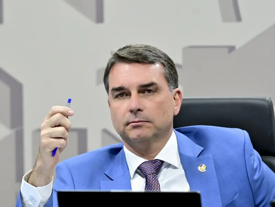 Flávio Bolsonaro na Comissão de Segurança Pública do Senado, 28/4/2026. Foto: Geraldo Magela/Agência Senado, CC BY-SA 4.0