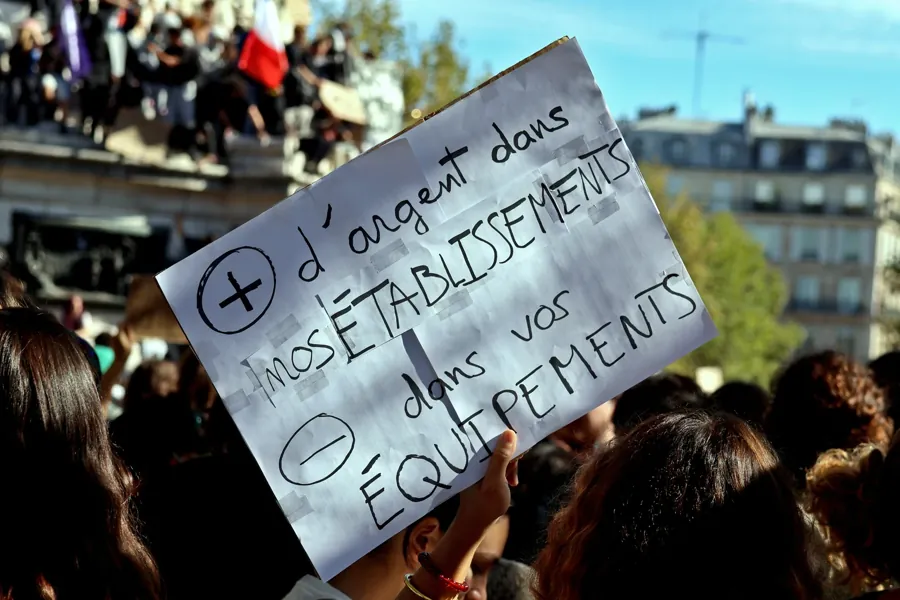 Cartaz pede mais dinheiro para as escolas na manifestação de alunos em Paris, em 6 de outubro de 2026. FreCha / Wikimedia Commons, CC BY-SA 4.0