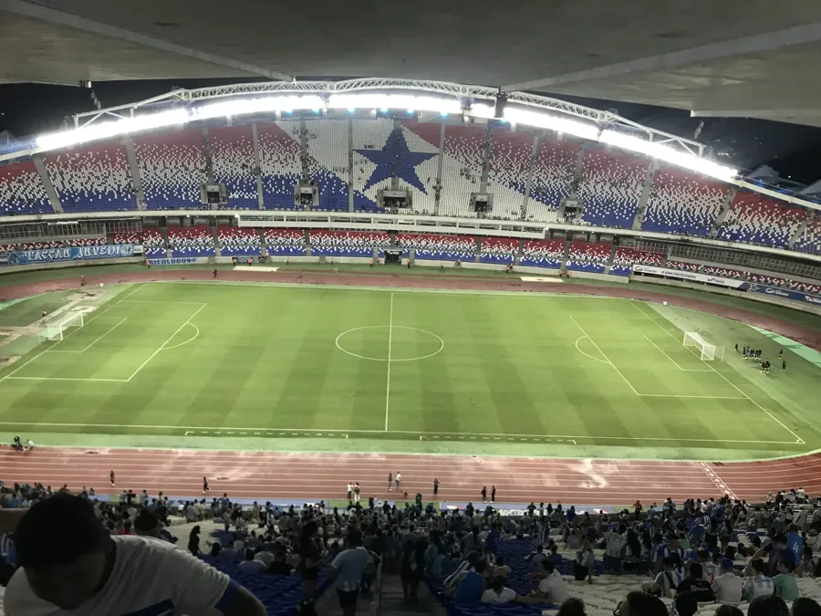 A arquibancada do Mangueirão à noite, com a estrela do Pará desenhada nas cadeiras. Imagem ilustrativa. Foto: Hiarley Marques, CC BY-SA 4.0