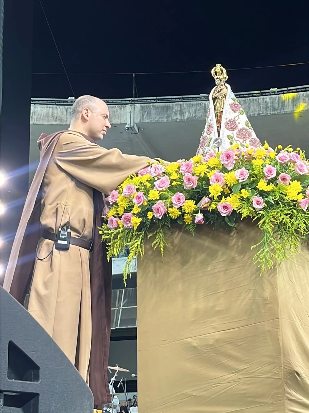 Frei Gilson com a Imagem Peregrina de Nossa Senhora de Nazaré no palco da vigília, Mangueirão, 26 de setembro de 2026. Reprodução/Ver-o-Fato