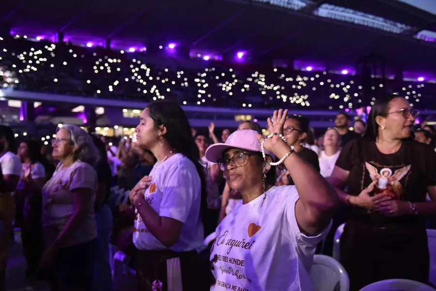 Fiéis de mãos erguidas no Mangueirão, com as lanternas dos celulares acesas na arquibancada