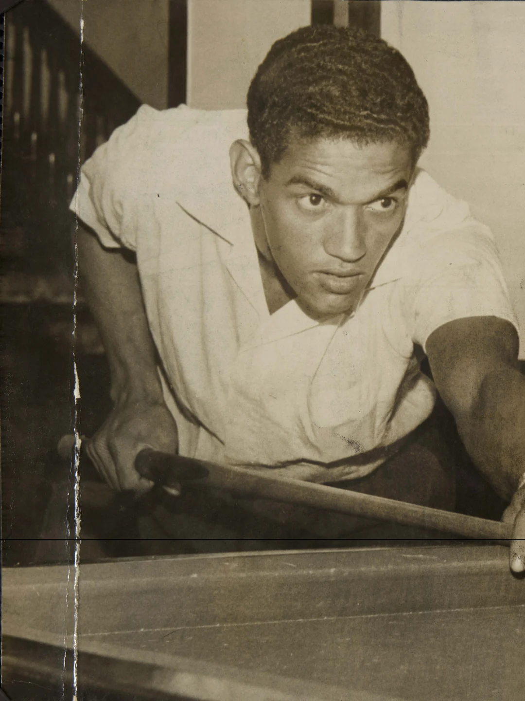 Garrincha jogando sinuca, sem data. Autor desconhecido / Wikimedia Commons, domínio público