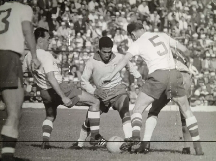 Garrincha no Mundial de 1962, no Chile. Foto: autor desconhecido / Wikimedia Commons, domínio público