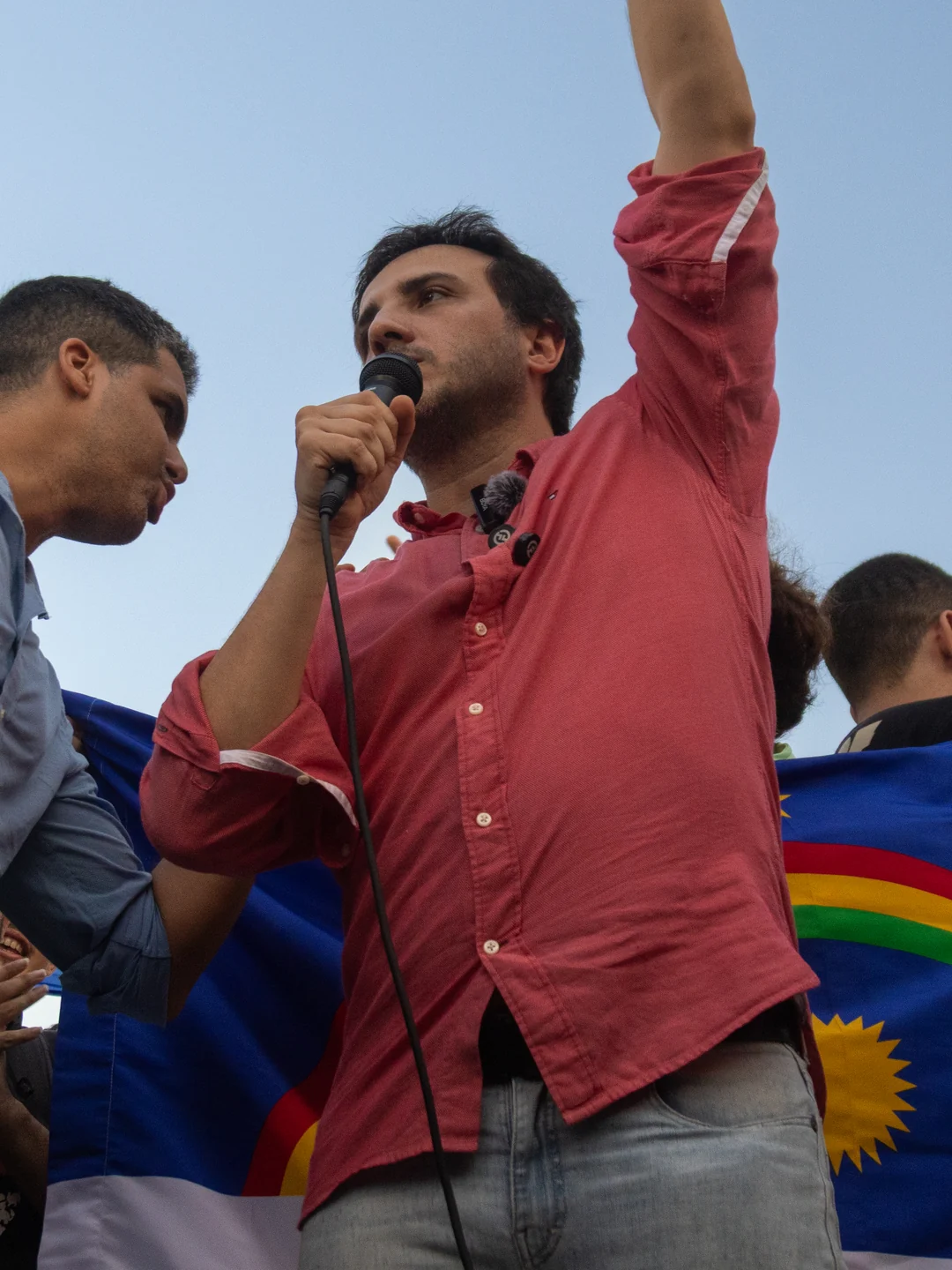 Renan Santos em ato no Marco Zero, Recife, 11 de janeiro de 2026. Romerito Pontes / Wikimedia Commons, CC BY 4.0