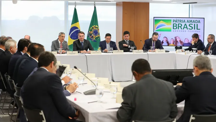 Mesa da reunião ministerial de 22 de abril de 2020, com Bolsonaro ao centro
