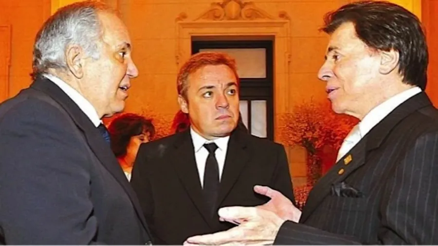 Gugu Liberato entre Homero Salles, à esquerda, e Silvio Santos, à direita. Foto: Wnevestb / Wikimedia Commons, CC BY-SA 4.0
