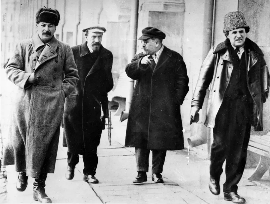 Stalin, Rykov, Kamenev e Zinoviev no Kremlin, em 1925. Três deles foram mortos a mando do Stalin. Foto: Nikolai Petrov, domínio público