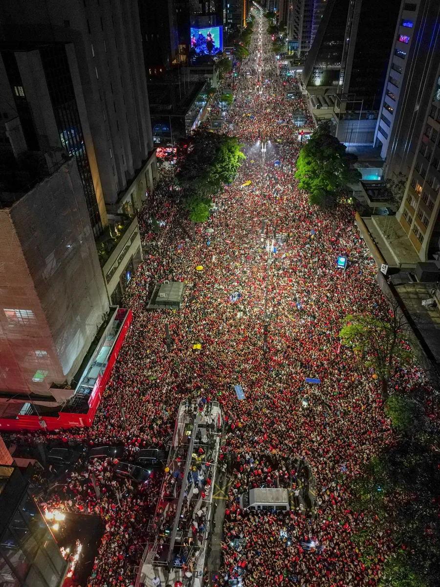 Lula na Avenida Paulista na noite de 30 de outubro de 2022, depois do resultado do 2º turno. Foto: Lula Oficial / Wikimedia Commons, CC BY-SA 4.0
