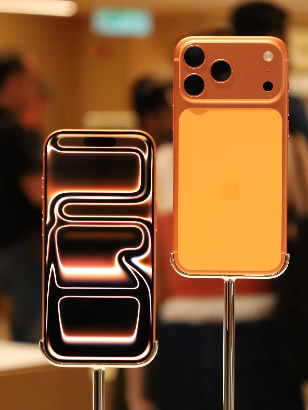 iPhone 17 Pro em loja da Apple em Kuala Lumpur, 2025; não é o iPhone Duo. Foto: Ahmad Ali Karim / Wikimedia Commons, CC0