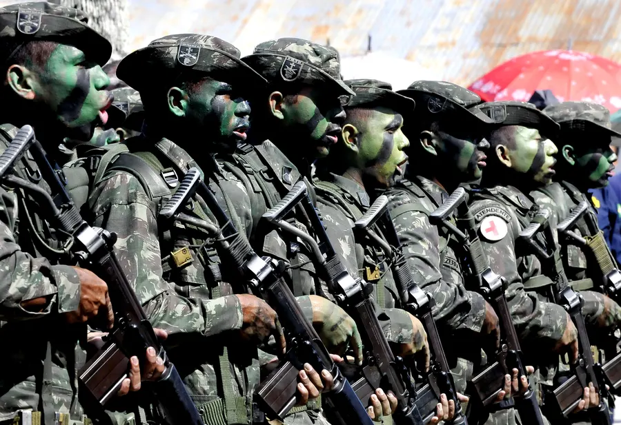 Militares em formação. Imagem ilustrativa. Foto: via Wikimedia Commons