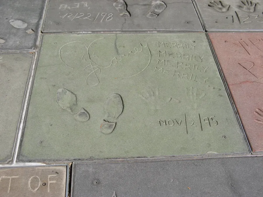 A placa de Jim Carrey no Chinese Theatre, em Hollywood, com a data de 2 de novembro de 1995