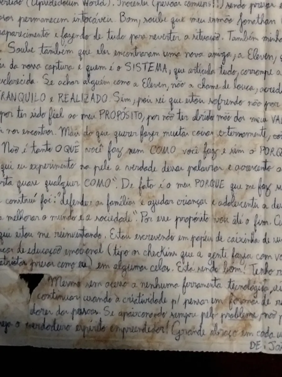 A carta escrita na Papuda em maio de 2023, no verso de uma embalagem de suco. Acervo pessoal de João Giffoni