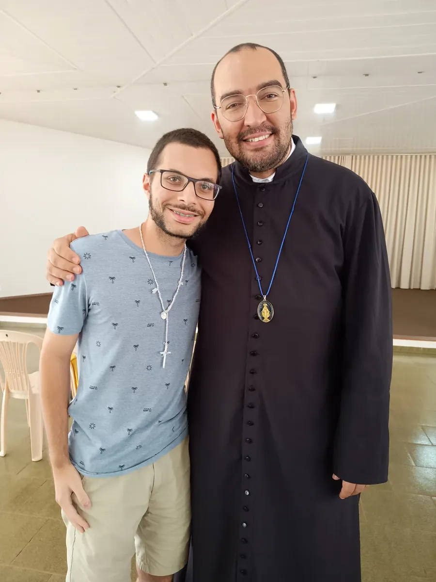 João Giffoni com o padre Gabriel em setembro de 2023, um mês depois de sair da Papuda. Acervo pessoal de João Giffoni
