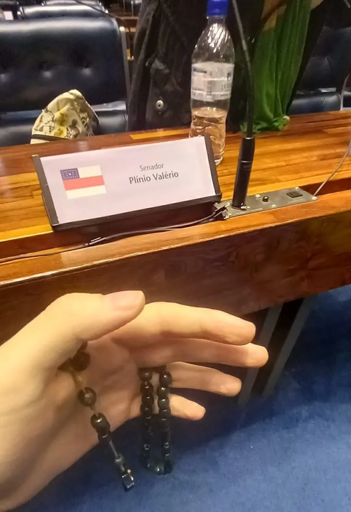 O terço na bancada do plenário do Senado, 8 de janeiro de 2023. Acervo pessoal de João Giffoni